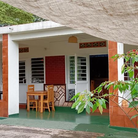 Colibri Taverne & Guest House Гисеньи Экстерьер фото