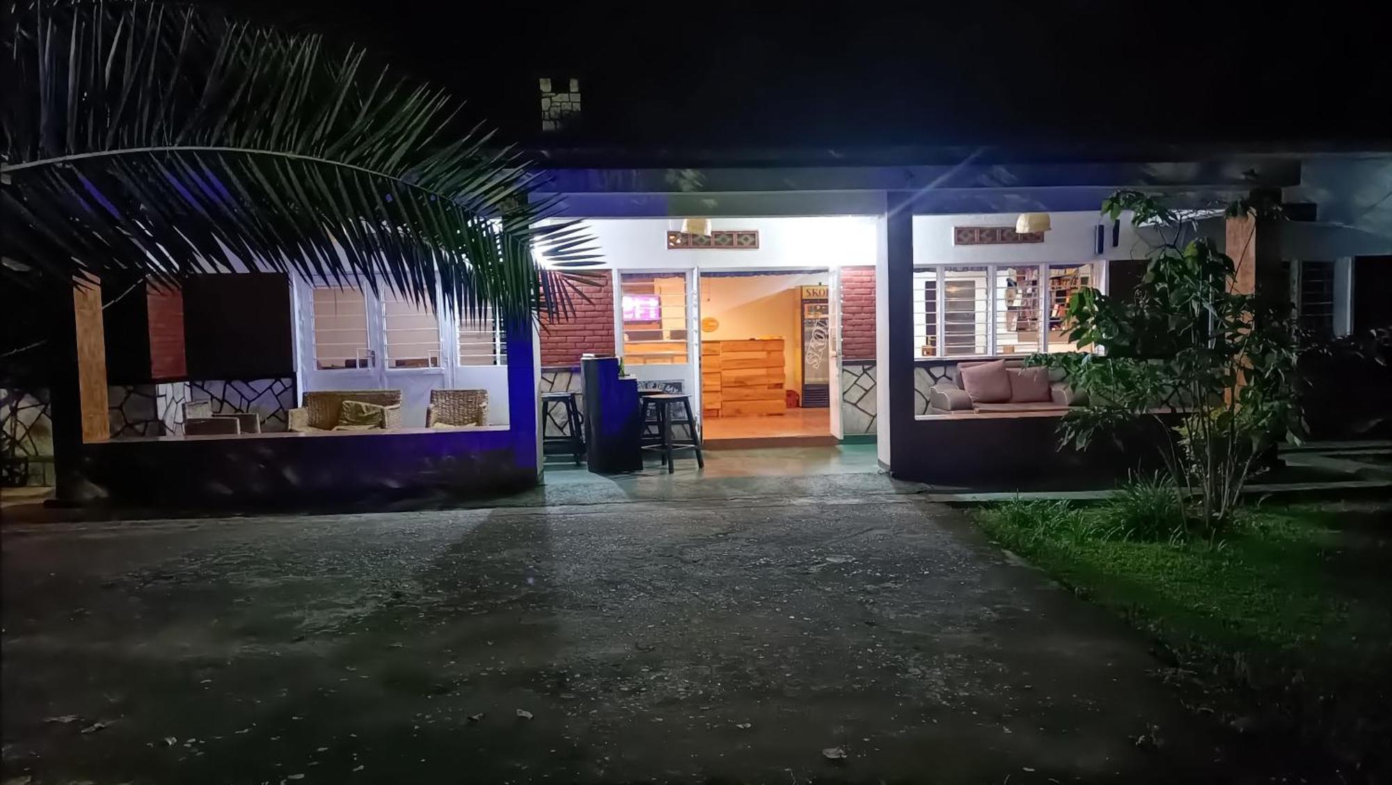 Colibri Taverne & Guest House Гисеньи Экстерьер фото